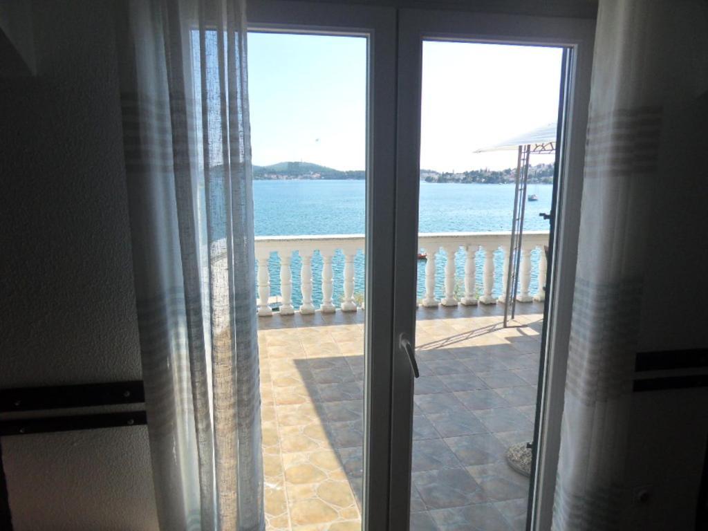 Sunset Beachfront Residence โรกอซนิซา ภายนอก รูปภาพ